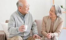 长期便秘是老年人的一颗定时炸弹 揉肚子促进肠蠕动