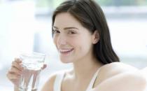 空腹喝盐水排毒是谣言 喝白开水的健康时间表