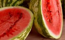 切开西瓜用保鲜膜盖住细菌多 吃冰镇西瓜易腹泻腹痛