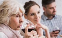 老人常喝洋葱泡红酒的好处 洋葱泡红酒的简单做法