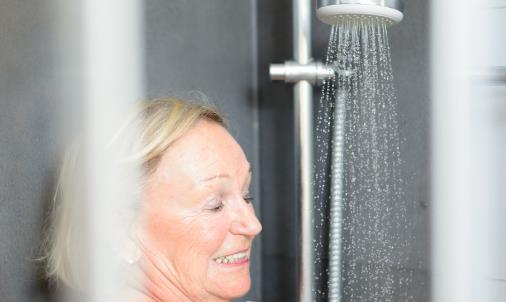 老人多久洗一次澡合适 洗澡的时间竟然也有讲究