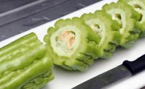 常饮苦瓜汁养颜嫩肤降血糖 苦瓜减肥三部曲分享