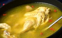 鸡汤能缓解感冒改善人体的免疫机能 这五种人群要慎喝鸡汤