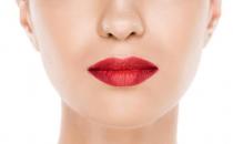 秋冬季节护唇小妙招 正确选择润唇膏轻松脱掉小干屑