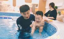 婴儿游泳真实好处，看完就知道为什么其他爸妈这么热衷