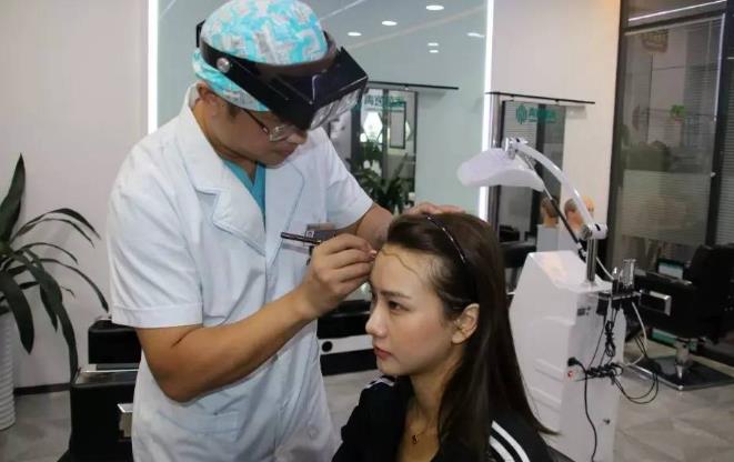 为什么植发效果相差半边天？广州青逸植发医院专家透入原因居然是……